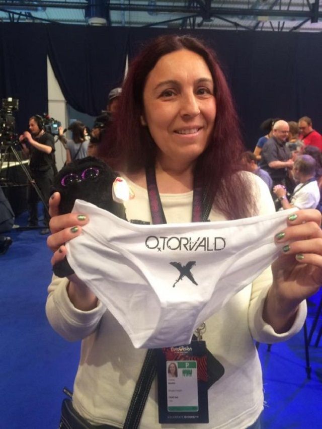 Лідер O.Torvald зробив дивацький подарунок журналістці з Італії - фото 164720