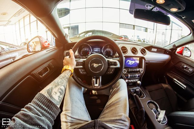 Румунський фотограф креативно показує інтер'єри авто - фото 167763