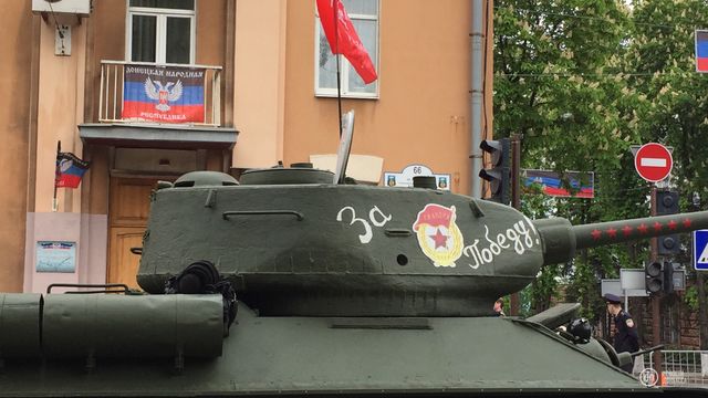 Як проходить 9 травня в окупованому Донецьку: фоторепортаж - фото 165308