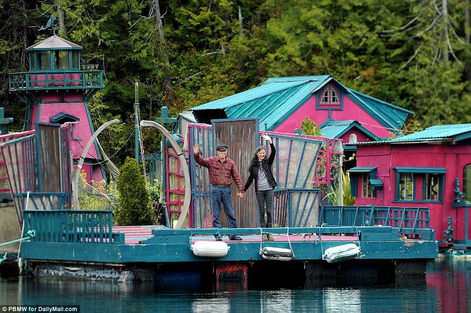 Канадське подружжя 25 років мешкає на воді: ефектні фото