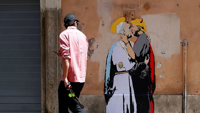 Папа Римський цілується з Трампом-дияволом: у Римі з'явилося шокуюче графіті - фото 165867