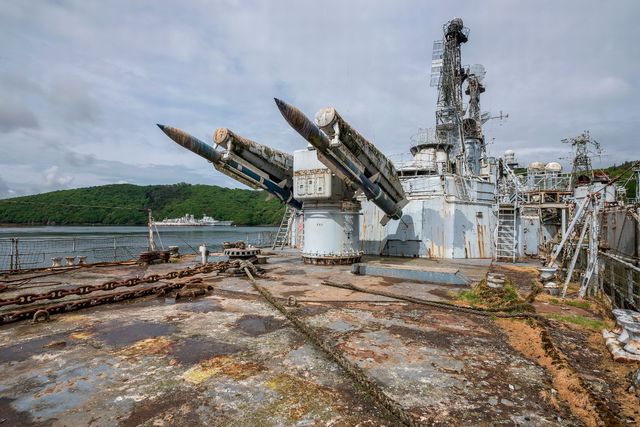 Покинута легенда! Вражаючі фото ракетного крейсера - фото 164472