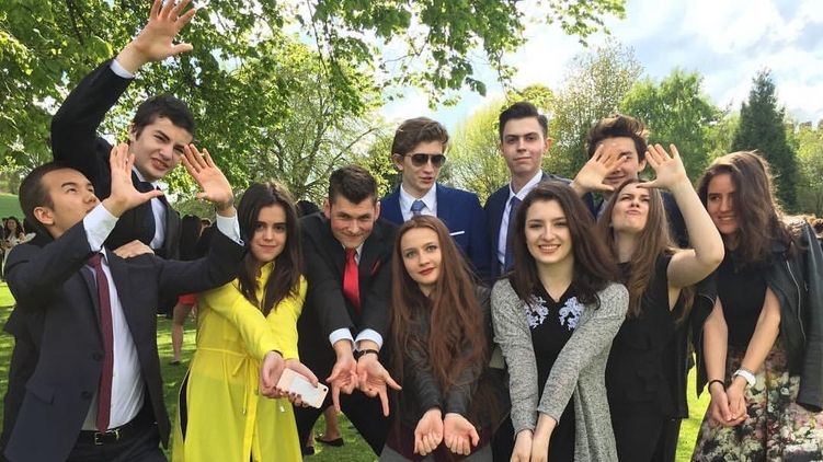 Діти Порошенка з друзями - фото 1