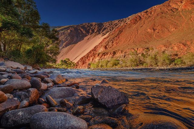 Фотограф показав дивовижні знімки "веселкової" долини - фото 169908
