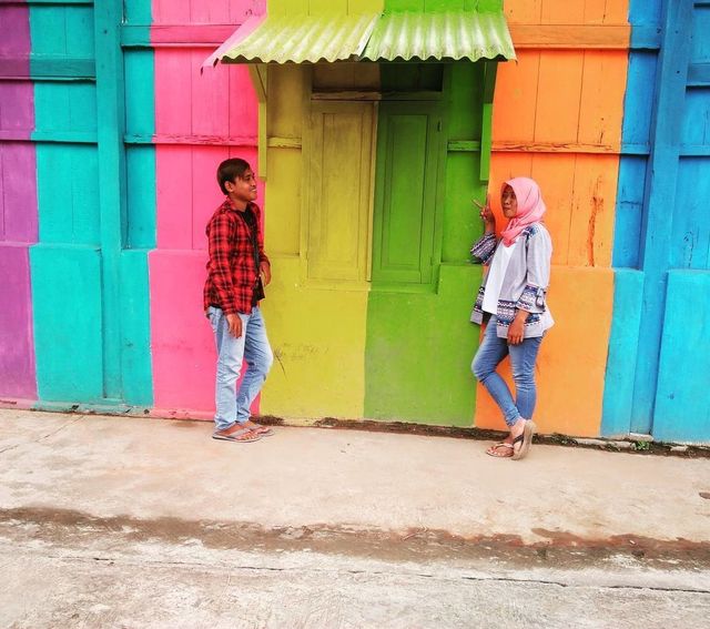 Як виглядає "веселкове" село в Індонезії: яскраві фото - фото 166618
