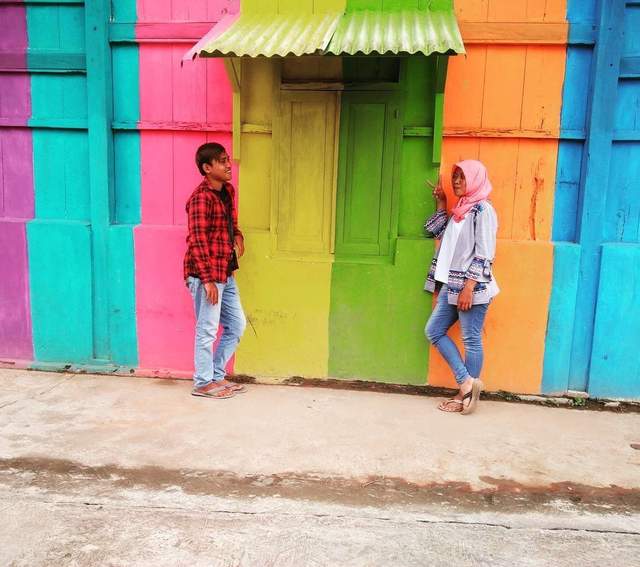 Як виглядає "веселкове" село в Індонезії: яскраві фото - фото 166618