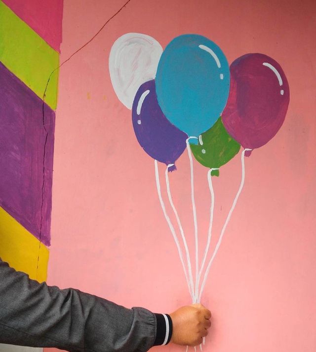 Як виглядає "веселкове" село в Індонезії: яскраві фото - фото 166617