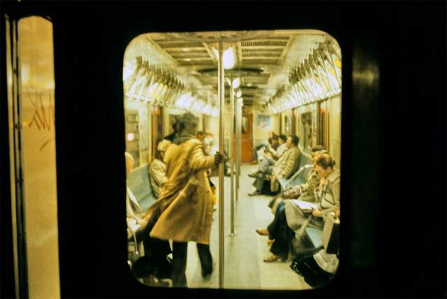 Як виглядало метро Нью-Йорка в 80-х роках: яскраві фото - фото 165661