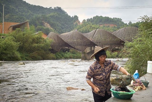 Як виглядає неймовірне село з бамбука у Китаї: ефектні фото - фото 169552