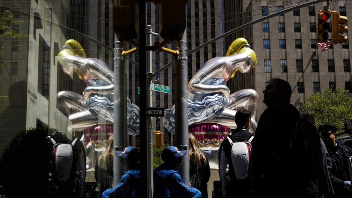 У Нью-Йорку найдорожчий художник сучасності встановив оригінальну скульптуру - фото 1