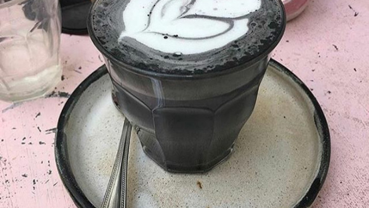 Новий кавовий тренд: чорний лате набуває популярності в мережі - фото 1