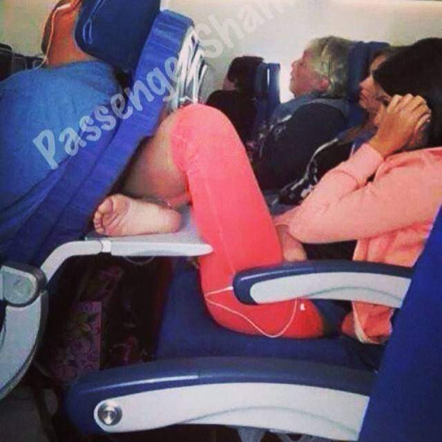 Колишня стюардеса викладає фото найнепристойніших пасажирів літака - фото 164601