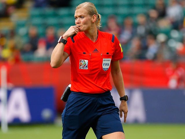 Ефектна блондинка стала першою в історії жінкою-арбітром Німеччини - фото 168035