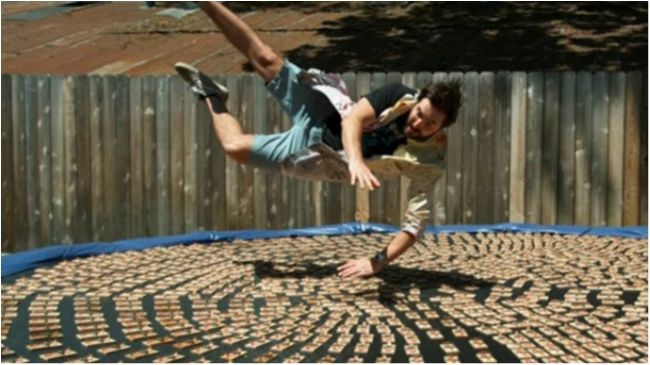 Серце у п'яти! Блогер стрибнув на батут з тисячею мишоловок