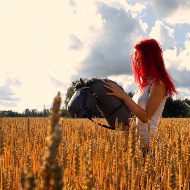 Несправжній кінь: як виглядає божевільний спорт фінських дівчат - фото 163935