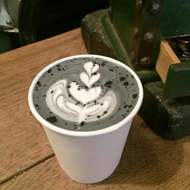 Новий кавовий тренд: чорний лате набуває популярності в мережі - фото 167242