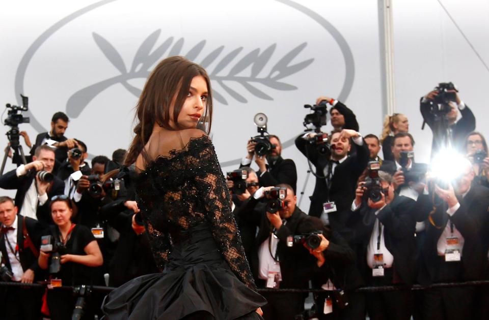 Відома модель з'явилася на червоній доріжці в Каннах без нижньої білизни: ефектні фото