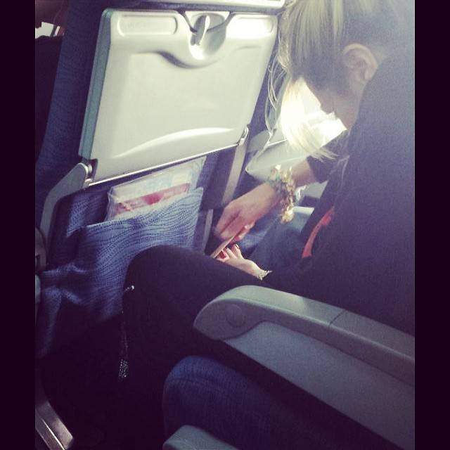 Колишня стюардеса викладає фото найнепристойніших пасажирів літака - фото 164595