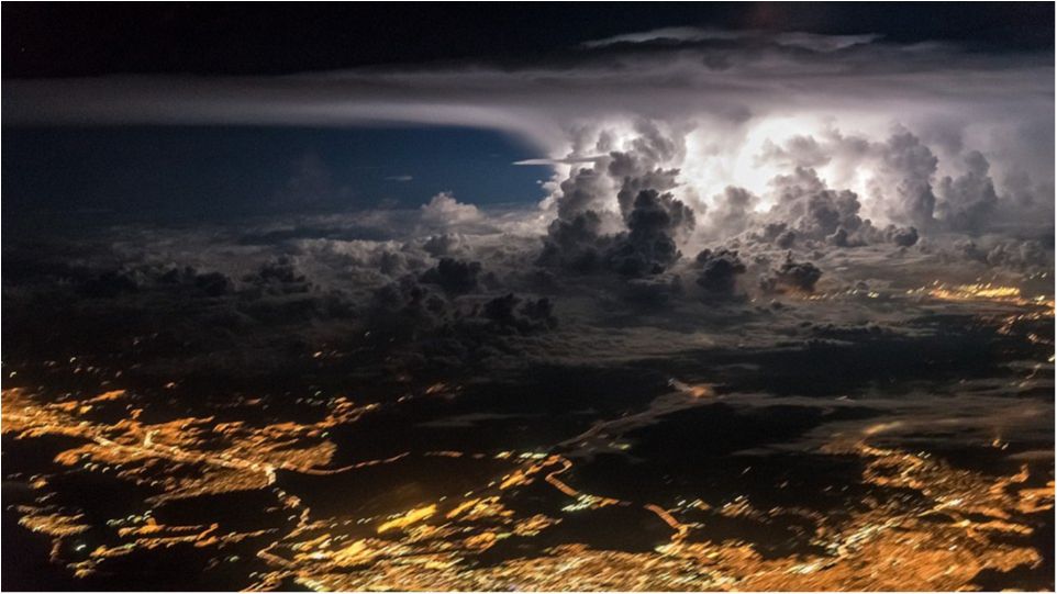 Пілот показав вражаючі фото апокаліптичного неба