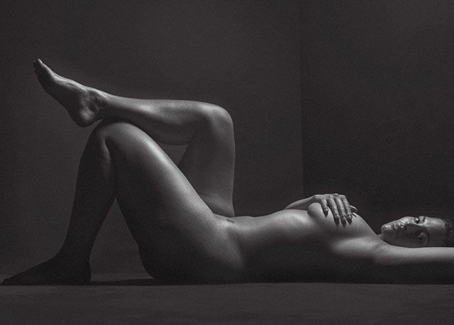 Найвідоміша пишнотіла модель повністю оголилася для глянцю: відверті фото (18+) - фото 164560