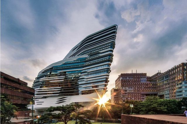 Архітектура майбутнього: неймовірні будівлі Захи Хадід, які підкорили світ - фото 170552