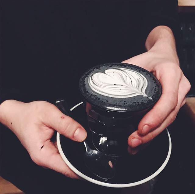 Новий кавовий тренд: чорний лате набуває популярності в мережі - фото 167231