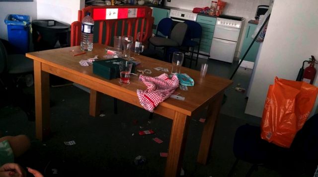 19-річна студентка виграла конкурс на найбруднішу кімнату: вражаючі фото - фото 167515