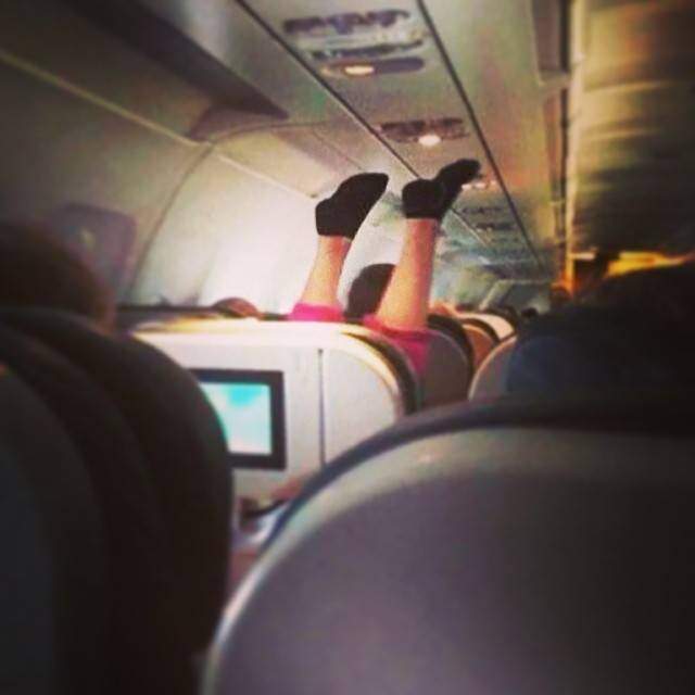 Колишня стюардеса викладає фото найнепристойніших пасажирів літака - фото 164600