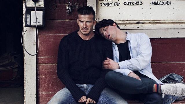 Цей хлопець майстерно "фотографується" з зірками: кумедні фото