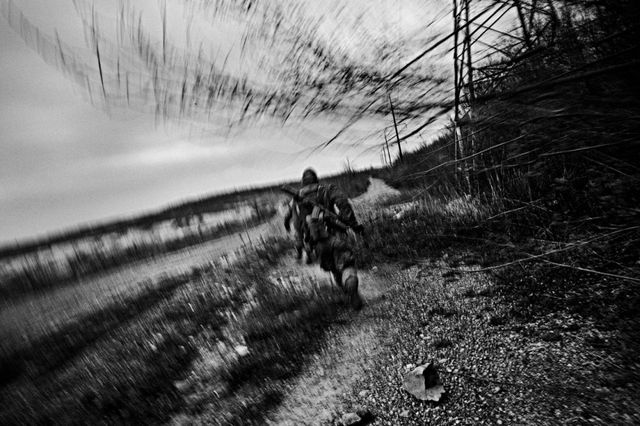 До мурашок: фотограф показав вражаючі знімки війни на Донбасі - фото 164493