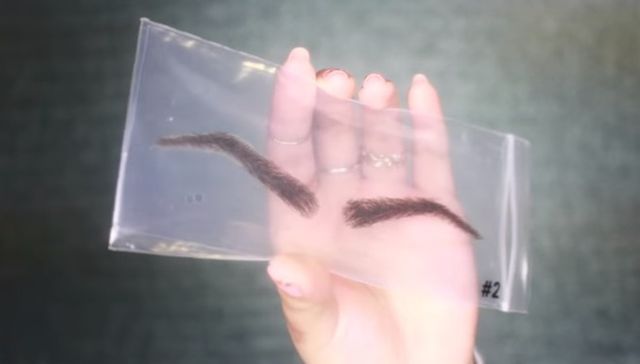 Накладні брови: новий жіночий тренд вразив мережу - фото 168502