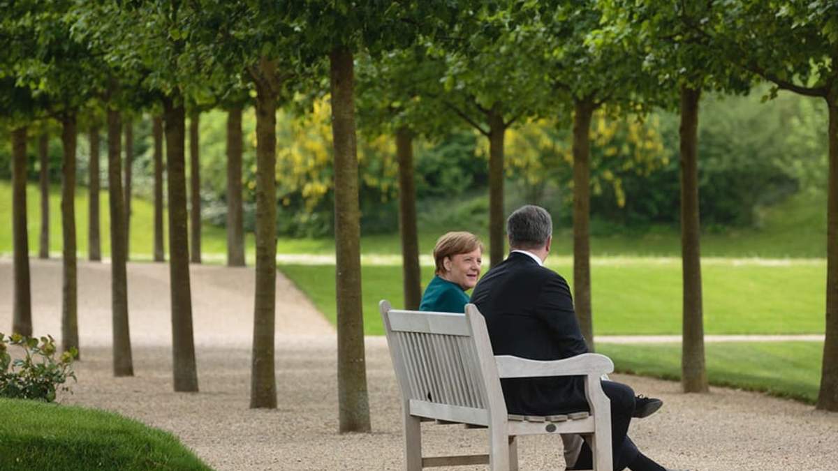 У мережі опублікували незвичні фото з зустрічі Порошенка з Меркель - фото 1
