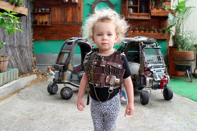 Як у "Шаленому Максі"! Крутий татусь удосконалив машинки дітей - фото 164116