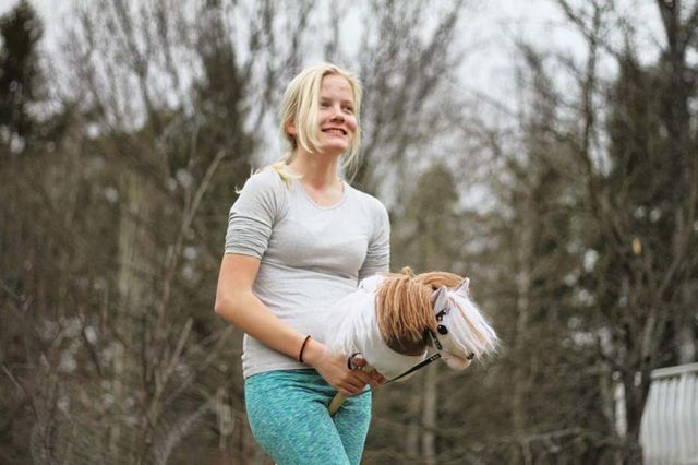 Несправжній кінь: як виглядає божевільний спорт фінських дівчат - фото 163930