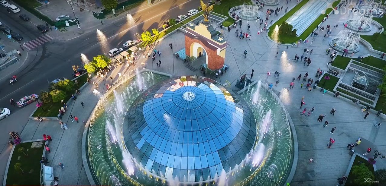 Фонтани на Майдані Незалежності з висоти пташиного польоту: ефектне відео - фото 1