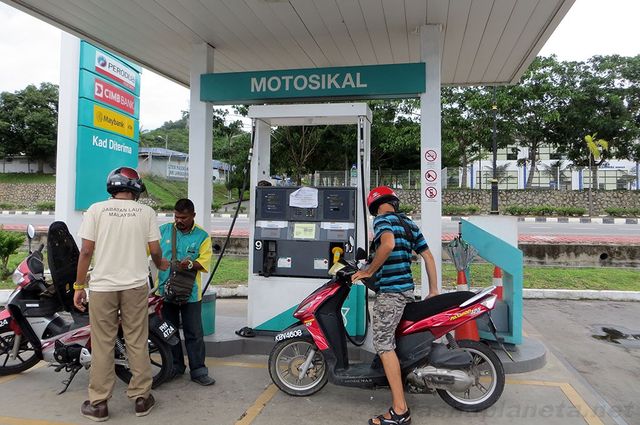 Не Україна: названо країни з найдорожчим бензином - фото 166729