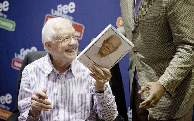 Що читають успішні люди: Білл Гейтс назвав свій список книг на літо - фото 169442