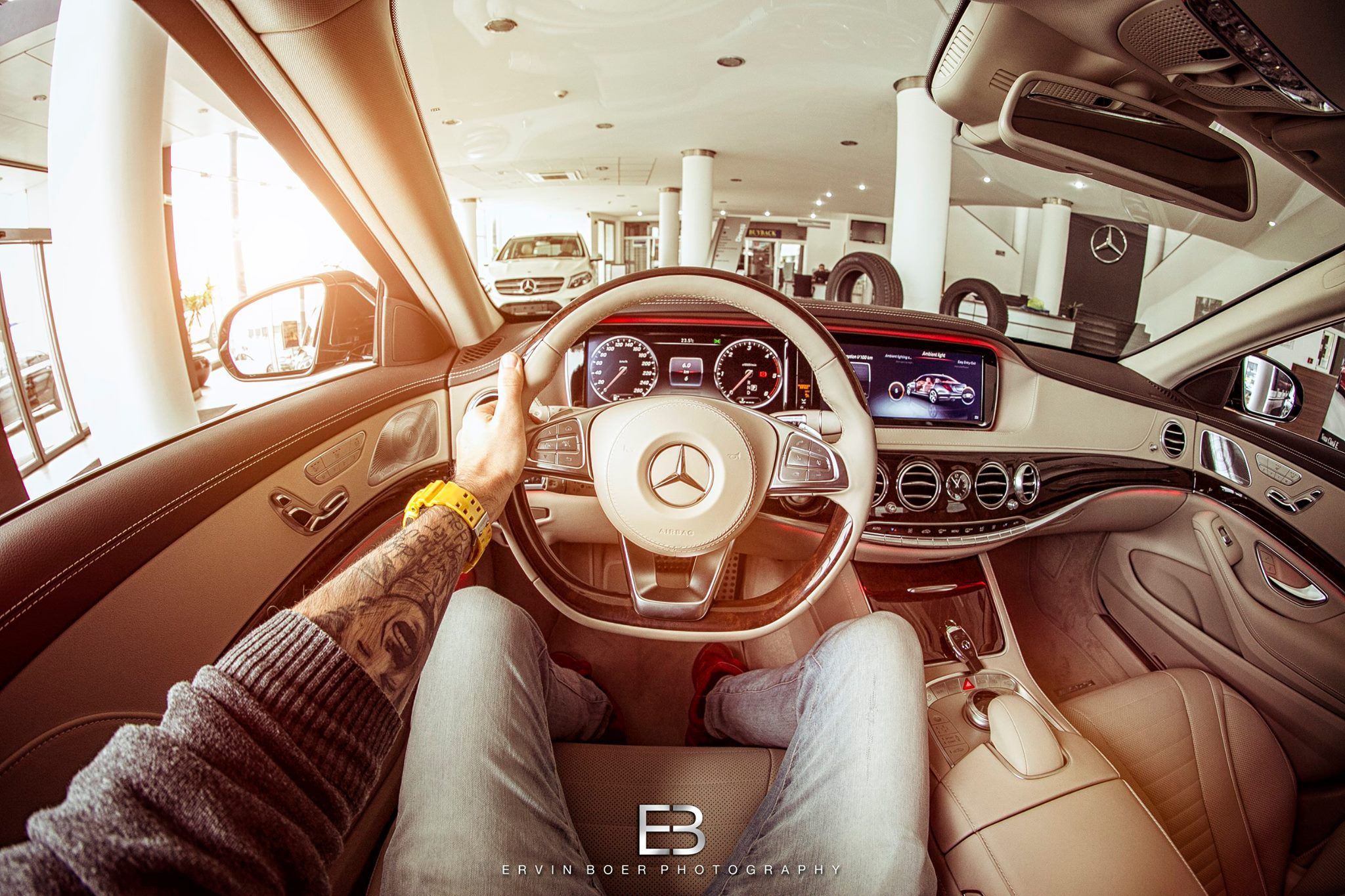 Румунський фотограф креативно показує інтер'єри авто