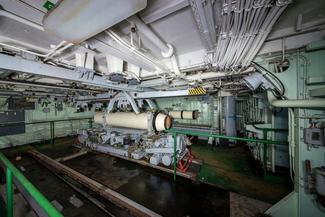 Покинута легенда! Вражаючі фото ракетного крейсера - фото 164469