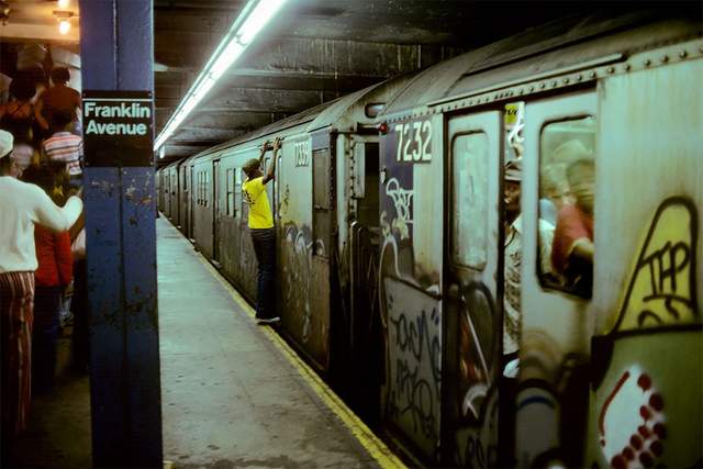 Як виглядало метро Нью-Йорка в 80-х роках: яскраві фото - фото 165673
