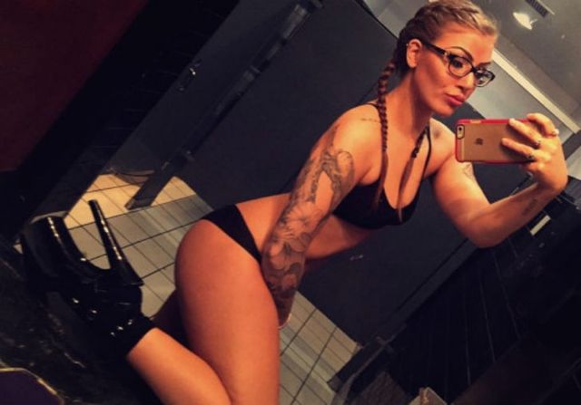 Що роблять стриптизерки у своїх гримерках: відверті фото (18+) - фото 167772