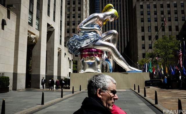 У Нью-Йорку найдорожчий художник сучасності встановив оригінальну скульптуру - фото 166954