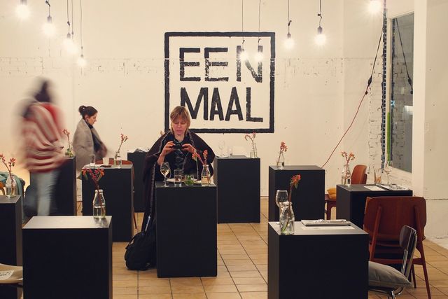 Як виглядає ресторан для тих, хто любить їсти на самоті - фото 164082