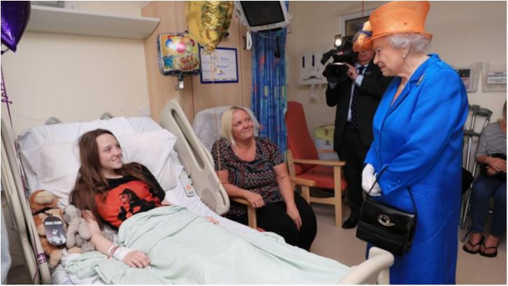 Єлизавета ІІ відвідала постраждалих у теракті в Манчестері: з'явилися фото - фото 1