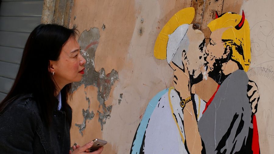 Папа Римський цілується з Трампом-дияволом: у Римі з'явилося шокуюче графіті