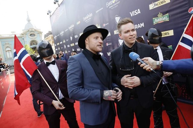 Зірки Євробачення на червоній доріжці: яскраві фото - фото 164852