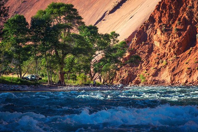 Фотограф показав дивовижні знімки "веселкової" долини - фото 169910