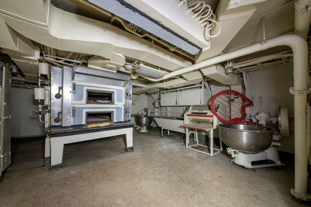 Покинута легенда! Вражаючі фото ракетного крейсера - фото 164467