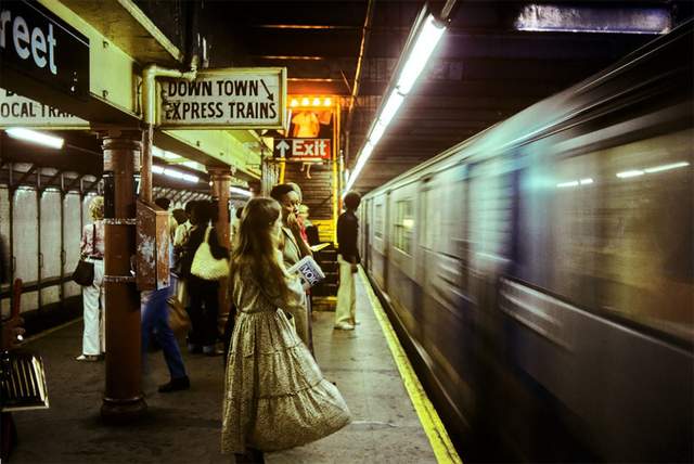 Як виглядало метро Нью-Йорка в 80-х роках: яскраві фото - фото 165657