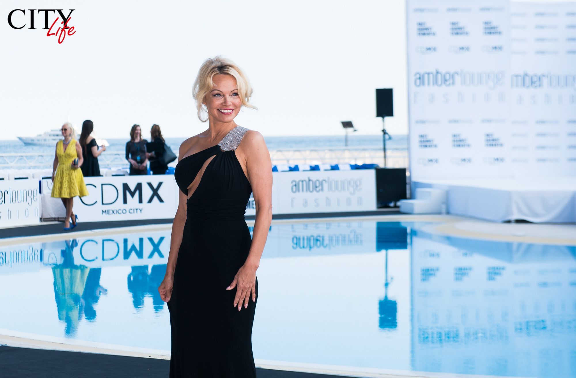 Памела Андерсон здивувала відвертим образом у Монако: фотофакт - фото 1